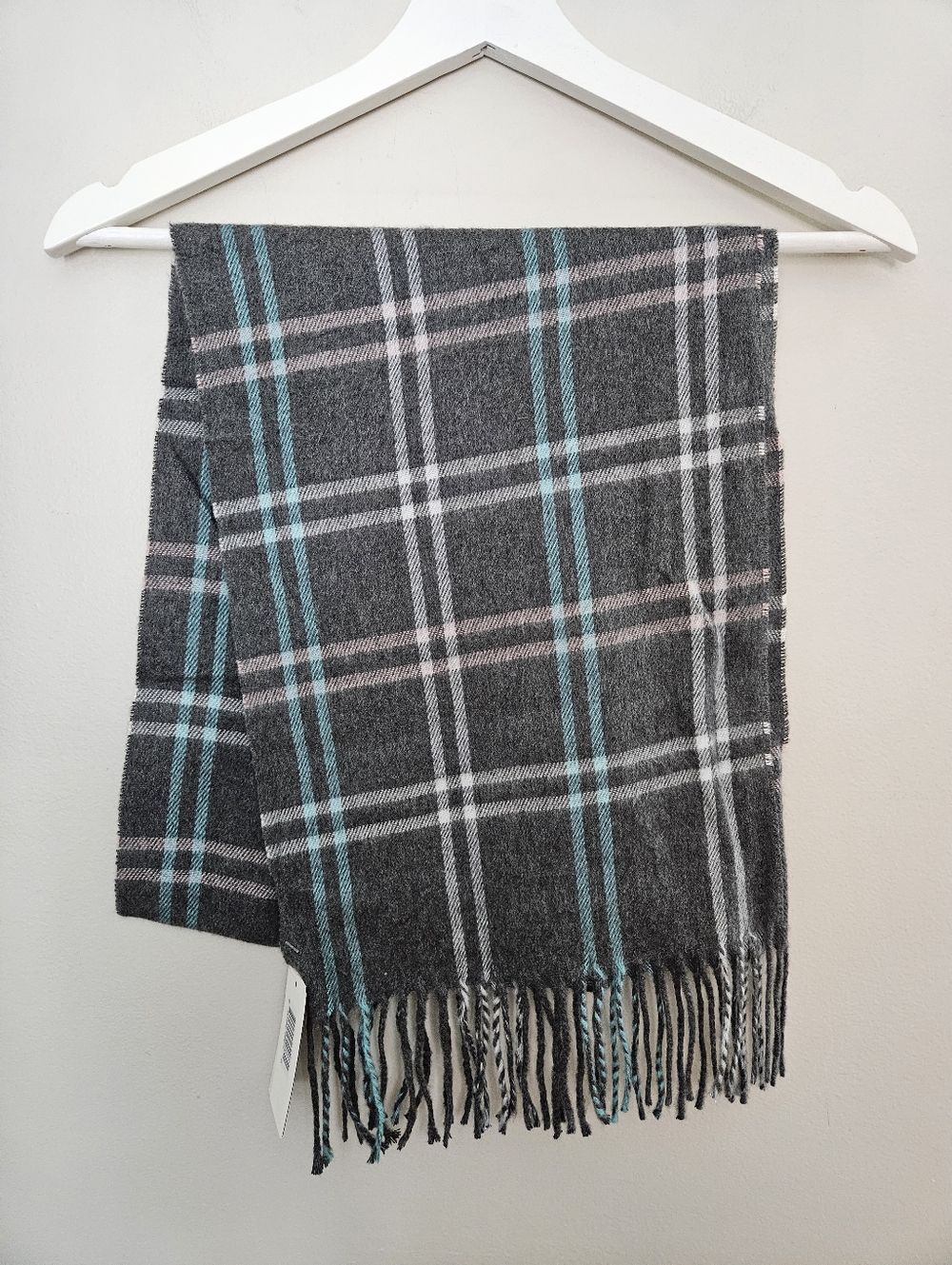 NEW Steve Madden Women's Mid Weight Cozy Plaid Muffler Scarf Gray Fringe Italy